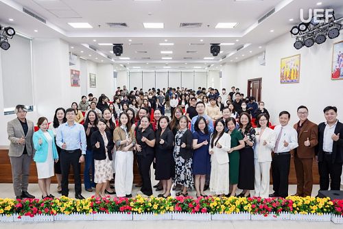 99ok123 students and experts 'map out' career paths, confidently entering the job market.
