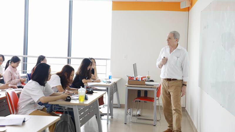giáo sư luật