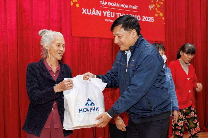 Hòa Phát trao quà Tết tới bà con tại huyện Bình Sơn, tỉnh Quảng Ngãi; thực hiện trách nhiệm xã hội của doanh nghiệp