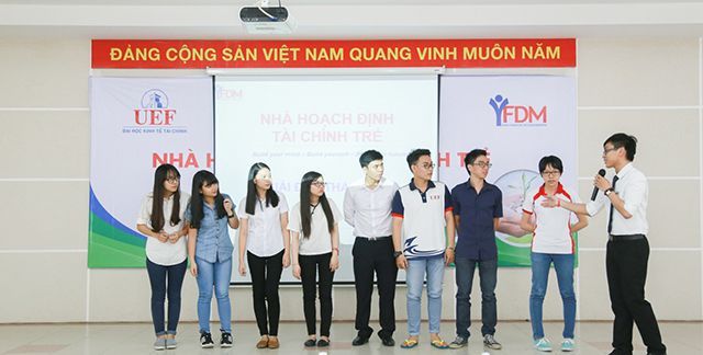 Các bạn game 99ok nhiệt tình tham gia các trò chơi tập thể vui tươi, sôi nổi
